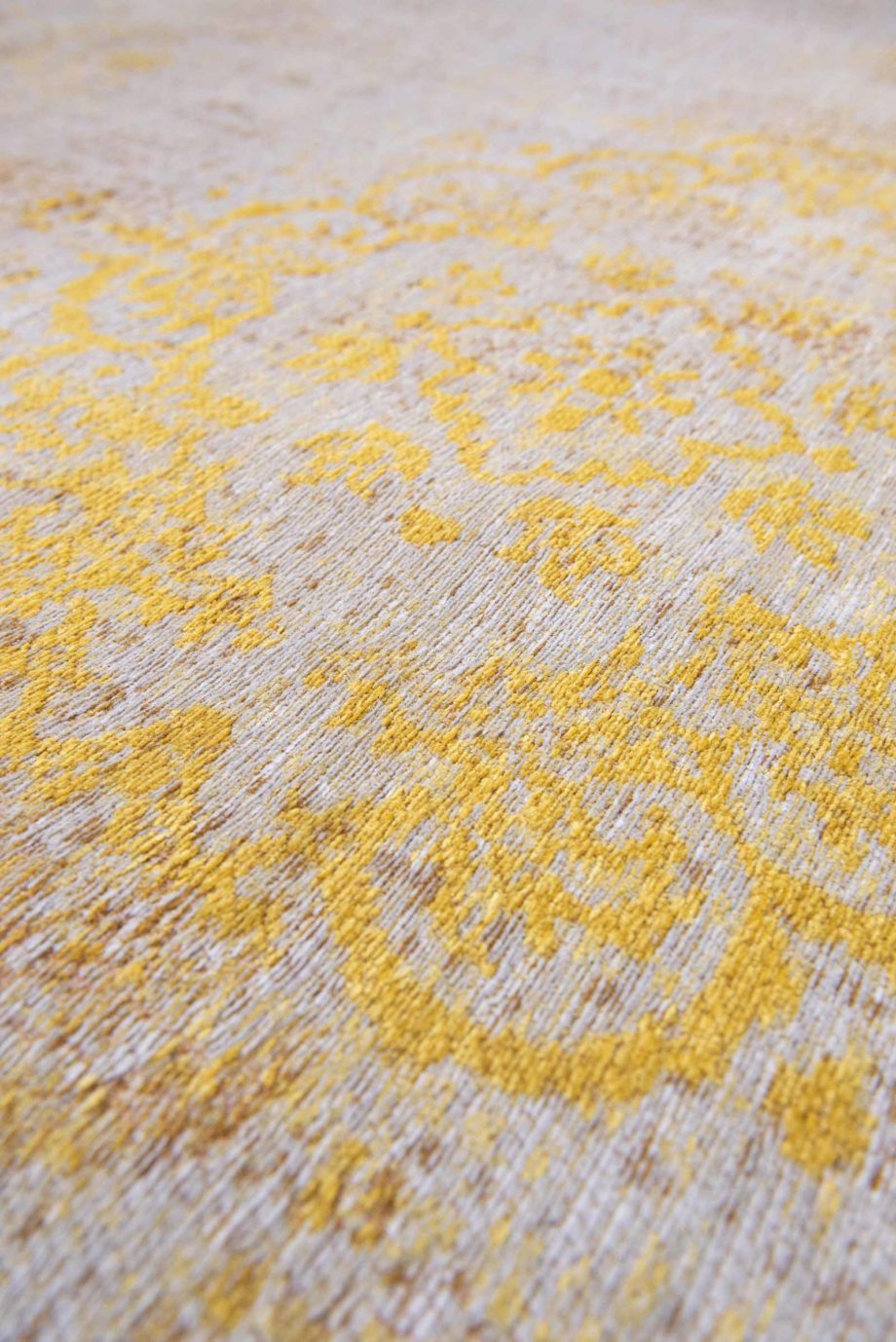 Louis De Poortere tapis CA 9062 Fading World Medallion Grey Yellow zoom 3